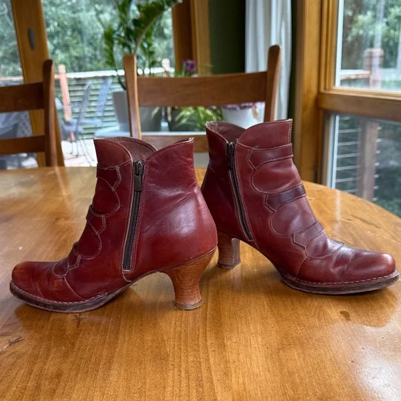 Chic Burgundy Leather Buckle Boots - Picture 3 of 4